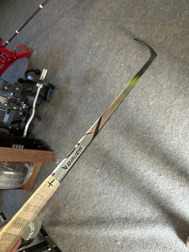 Intermediate Bauer Vapor Hyperlite 2 Right Handed Hockey Stick P90TM 55 Flex (Used)