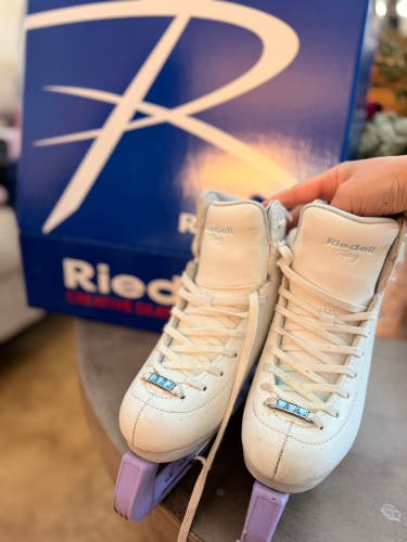 Riedell Figure Skates D Junior 13.5 (Used)