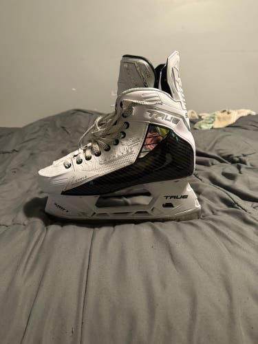 White 2024 True Catalyst 5x4 Hockey Skates Wide Width 9.5 (Used)