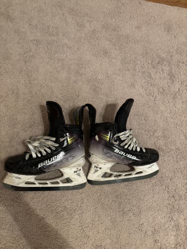 Bauer Vapor Hyperlite 2 Hockey Skates 6.5 (Used)