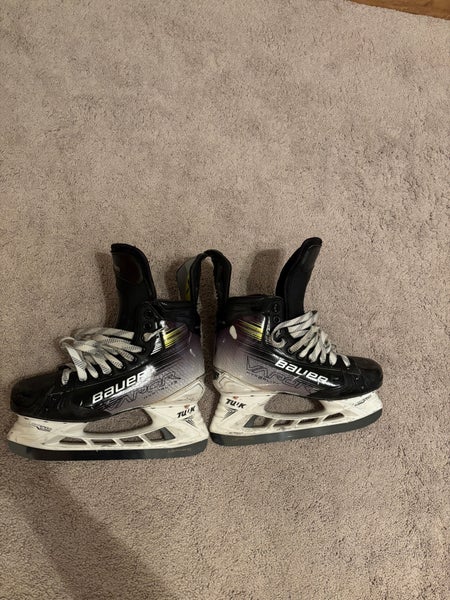 Bauer Vapor Hyperlite 2 Hockey Skates 6.5 (Used)