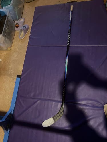 Senior Bauer Vapor Flylite Right Handed Hockey Stick P28 77 Flex (Used)
