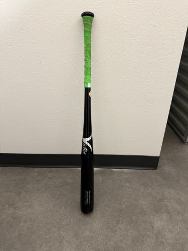 Yairo Munoz Victus i13 New Bat