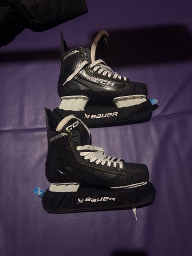 Black/Gray CCM AS-550 Hockey Skates Regular Width 11 (Used)