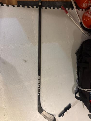Junior Bauer Vapor Hyperlite 2 Left Hand Hockey Stick P28 50 Flex (Used)