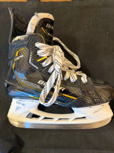 2022 Bauer Supreme M5 Pro Hockey Skates Regular Width Size 2.5 (Used)