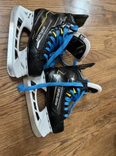 LIKE NEW Bauer Supreme M40 Hockey Skates Regular Width Size 3 (Used)