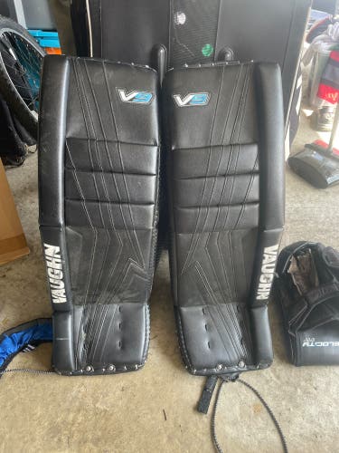 28" 2022 Vaughn V9 Goalie Leg Pads (Used)