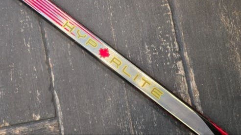 Bauer Team Canada Vapor Hyperlite 2 Right Handed Hockey Stick P28 RH 70 Flex (New)
