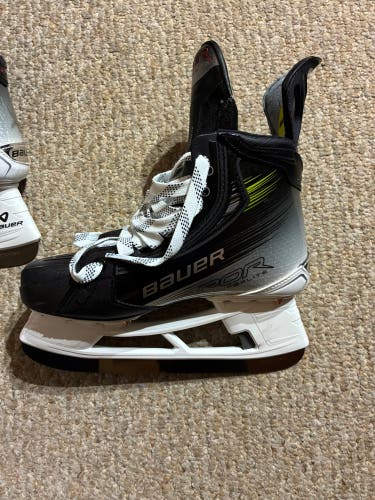 Black/Gray 2023 Bauer Vapor Hyperlite 2 Hockey Skates Wide Width Size 5.5 (New)