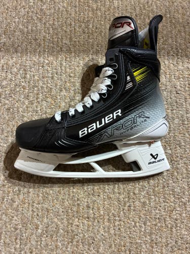 Black/Gray 2023 Bauer Vapor Hyperlite 2 Hockey Skates Wide Width Size 5.5 (New)