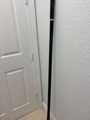 Intermediate CCM Vizion Right Handed Hockey Stick P28 55 Flex (Used)