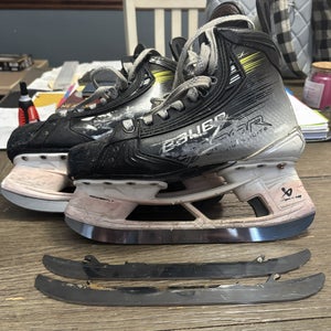 Bauer Vapor Hyperlite 2 Hockey Skates Size 5 (Used)