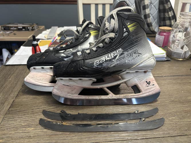 Bauer Vapor Hyperlite 2 Hockey Skates Size 5 (Used)