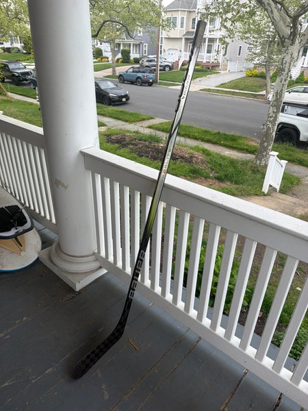 Intermediate Bauer Vapor Hyperlite 2 Right Handed Hockey Stick P28 50 Flex (Used)