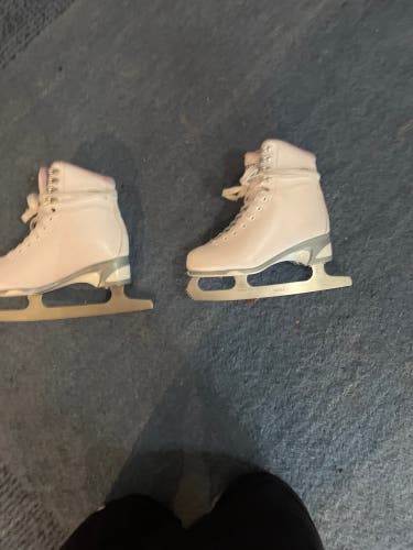Soft Skates Figure Skates B Adult 5 (Used)