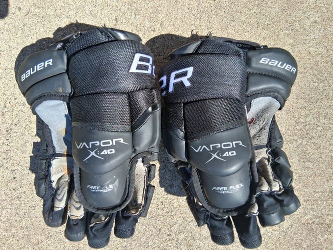 13" Bauer Vapor X:40 black hockey player Gloves (Used)