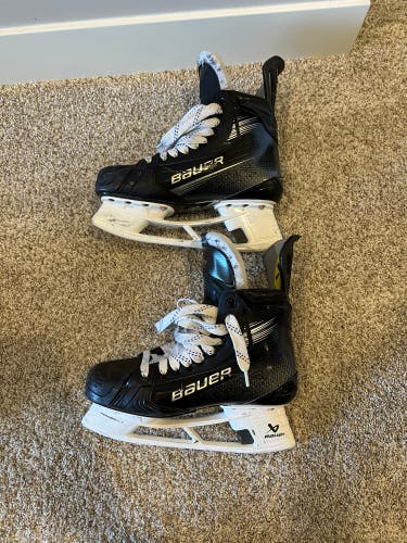 Black 2023 Bauer Vapor Hyperlite 2 Hockey Skates Regular Width Pro Stock 7.5 (Used)