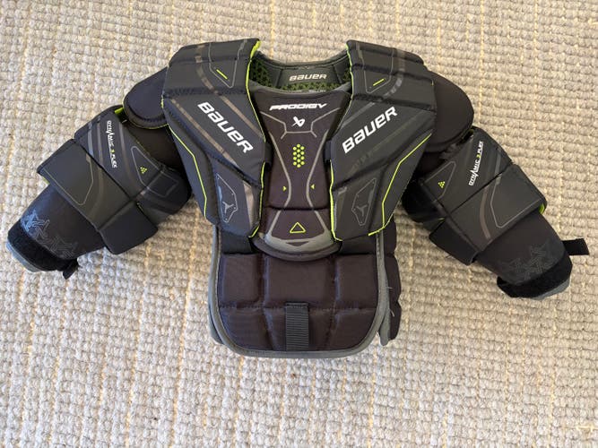 Youth Small / Medium Bauer Prodigy Goalie Chest Protector (Used)