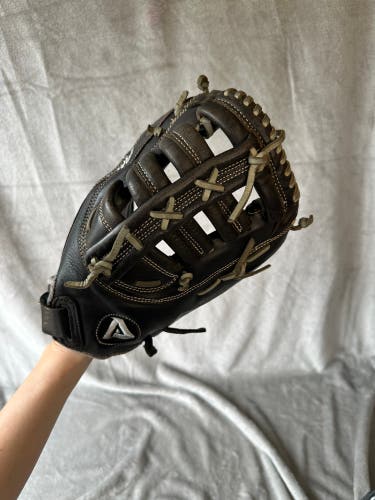 Black Akadema AHC94 RH First Base Baseball Glove 12" (Used)