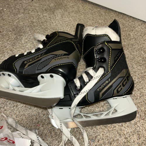 CCM AS-550 Hockey Skates Regular Width 8 (Used)