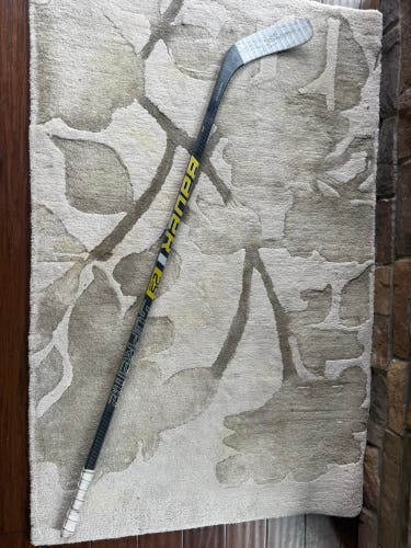 Senior Bauer Supreme 2S Right Handed Hockey Stick P88 77 Flex (Used)