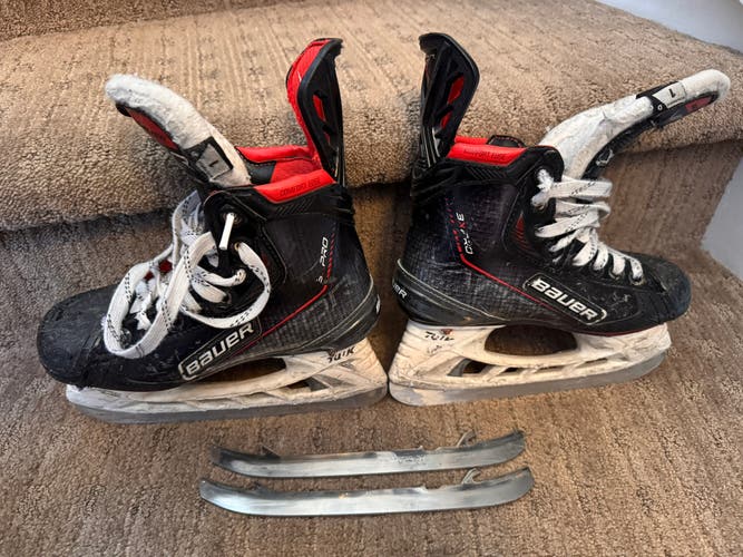 2021 Bauer Vapor 3X Pro Hockey Skates Regular Width Size 1 (Used)
