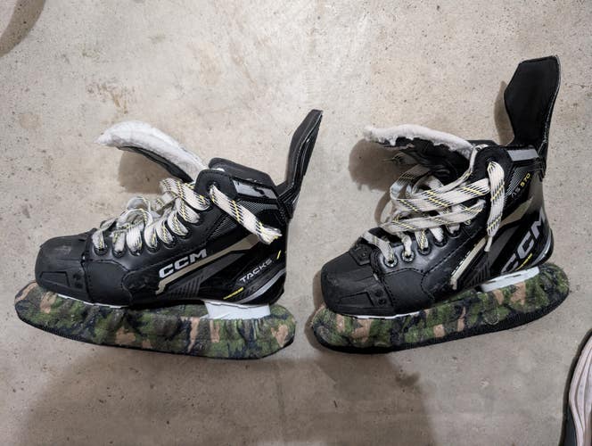CCM Tacks AS-570 Hockey Skates Wide Width Size 3 (Used)