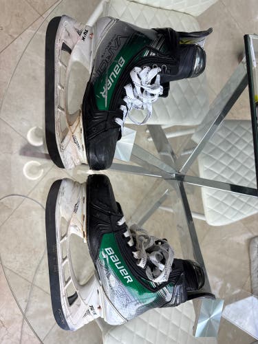 Green 2023 Bauer Vapor Hyperlite 2 Hockey Skates Regular Width Pro Stock Size 4.5 (Used)