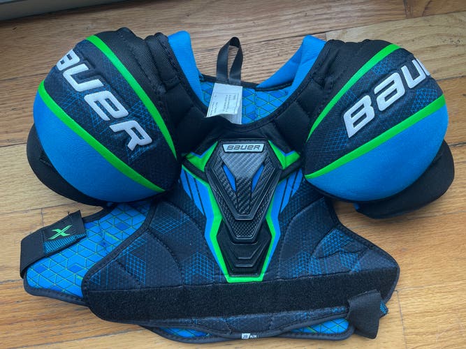 Excellent Condition Medium Junior Bauer X Shoulder Pads (Used)