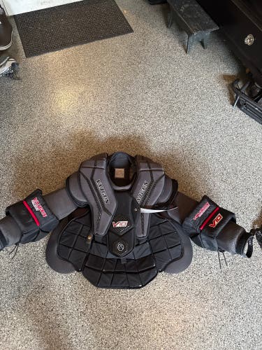 Large Vaughn V10 Pro Carbon Goalie Chest Protector (Used)