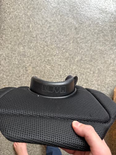 like new,  SENIOR KOVA GOALIE CLASSIC NECKGUARD
