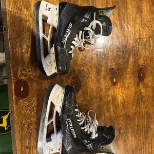 Black 2023 Bauer Vapor Hyperlite 2 Hockey Skates Regular Width Pro Stock 7.5 (Used)