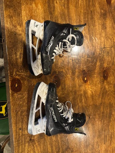 Black 2023 Bauer Vapor Hyperlite 2 Hockey Skates Regular Width Pro Stock 7.5 (Used)