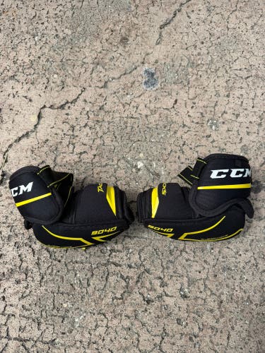 Junior Small CCM Tacks 9040 Elbow Pads (Used)