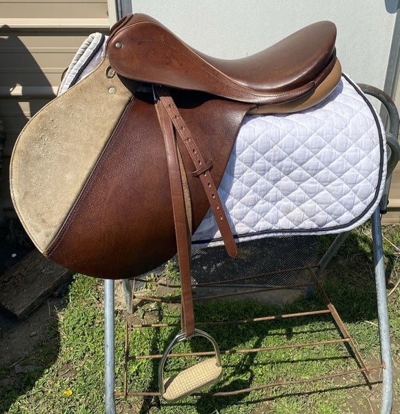Used Courbette Classic 17" AP English saddle w/fittings, pad