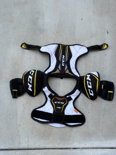 Medium Youth CCM Super Tacks AS1 Shoulder Pads (Used)