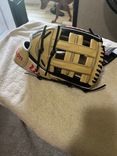 2023 Wilson A2000 RH Outfield Baseball Glove 12.5" (New)