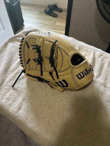2023 Wilson A2000 LH Pitcher's Baseball Glove 12" (New)