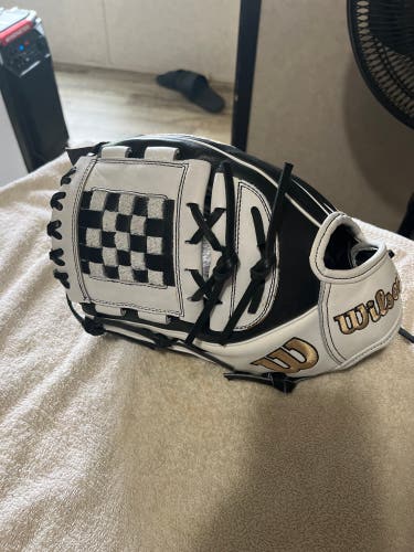2023 Wilson A2000 LH Pitcher's Softball Glove 12" (New)