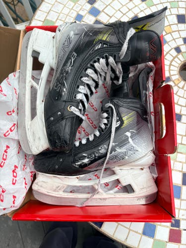 2023 Bauer Vapor Hyperlite 2 Hockey Skates Regular Width Size 6 (Used)