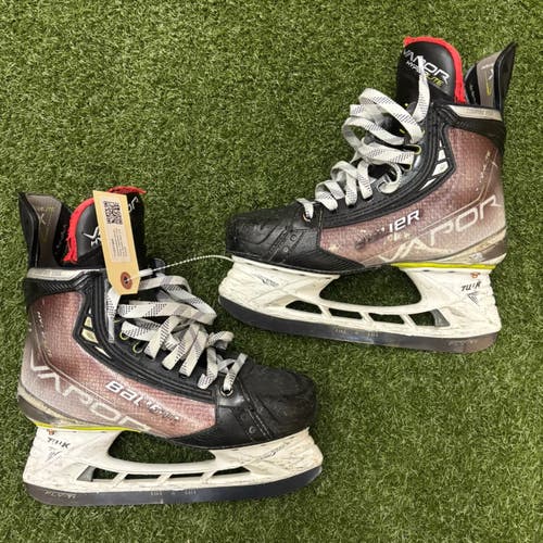 Intermediate Bauer Vapor Hyperlite Hockey Skates | Size 5.5 Fit 3