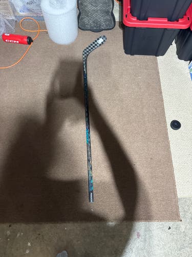 BARLEY USED Intermediate Bauer Twitch Right Handed Hockey Stick P28 65 Flex (Used)