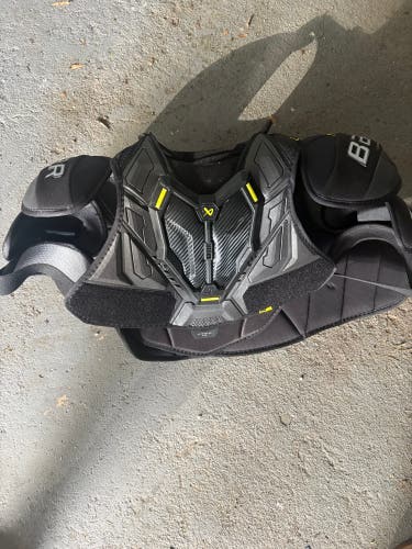 Medium Senior Bauer Supreme Mach Shoulder Pads (New)