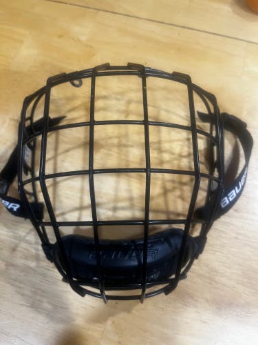 Medium Bauer Re-Akt Cage Full Cage (Used)