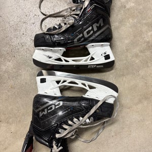 Black CCM JetSpeed FT690 Hockey Skates Regular Width Size 4 (Used)