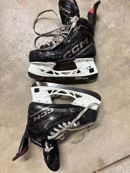 Black CCM JetSpeed FT690 Hockey Skates Regular Width Size 4 (Used)