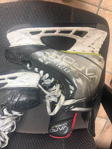 Bauer Vapor Hyperlite Hockey Skates Size 6.5 (Used)