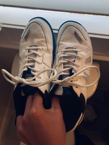 A220 Victor Badminton Shoes (Used but in great condition)