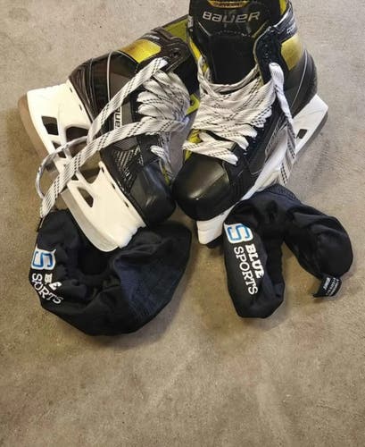 Black/White Bauer Supreme Hockey Skates Size 4 (Used)